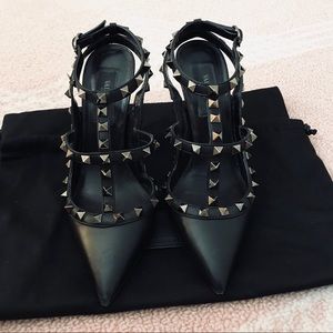 Valentino Noir Rockstud Pump